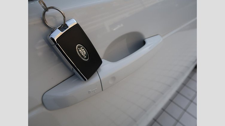 2018 認定中古車 Land Rover Discovery Fuji White 3.0 V6 Dsl Mono Turbo Std Flow ゴーアウトエディション