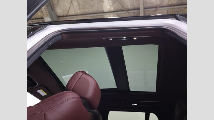 2024 認定中古車 Land Rover Range Rover オストゥーニパールホワイト（お取り扱いの有無については正規ディーラーにお問い合わせください） D300 AWD MHEV（AT） スタンダードホイールベース HSE