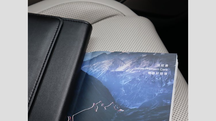 2022 認定中古車 Jaguar F-Pace ハクバシルバー P250 AWD（オートマチック） S