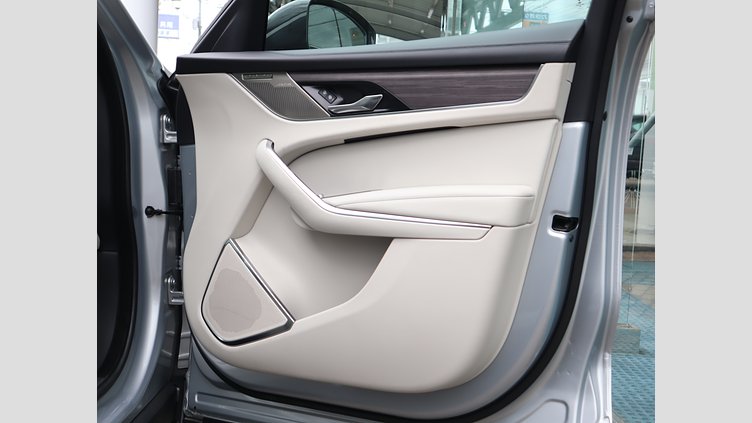 2022 認定中古車 Jaguar F-Pace ハクバシルバー P250 AWD（オートマチック） S