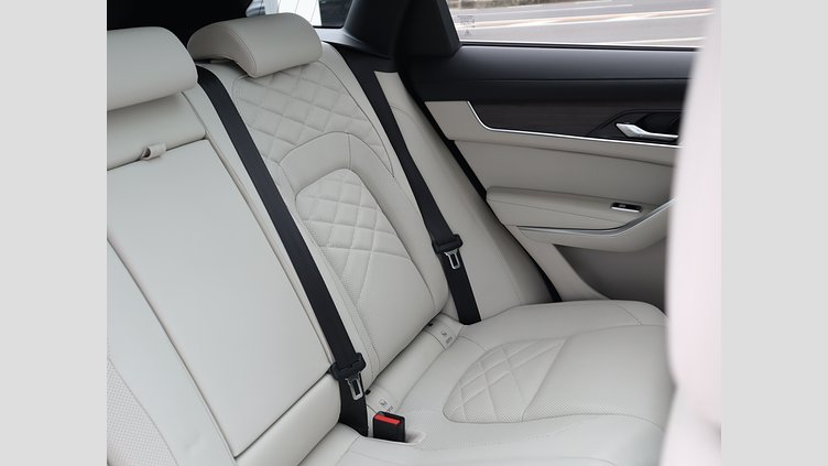 2022 認定中古車 Jaguar F-Pace ハクバシルバー P250 AWD（オートマチック） S