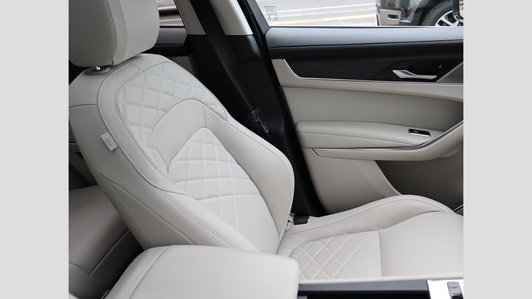 2022 認定中古車 Jaguar F-Pace ハクバシルバー P250 AWD（オートマチック） S