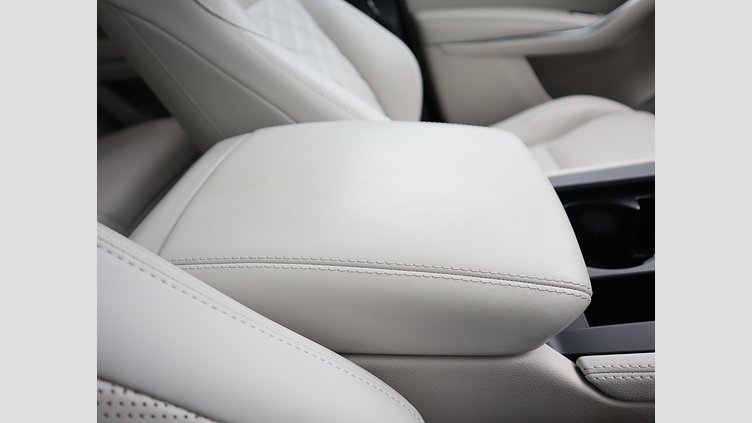 2022 認定中古車 Jaguar F-Pace ハクバシルバー P250 AWD（オートマチック） S