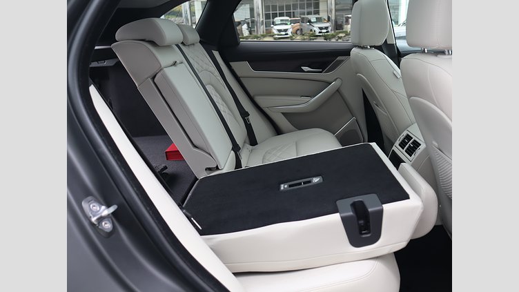 2022 認定中古車 Jaguar F-Pace ハクバシルバー P250 AWD（オートマチック） S