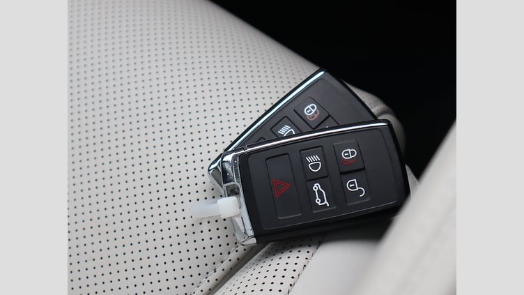 2022 認定中古車 Jaguar F-Pace ハクバシルバー P250 AWD（オートマチック） S