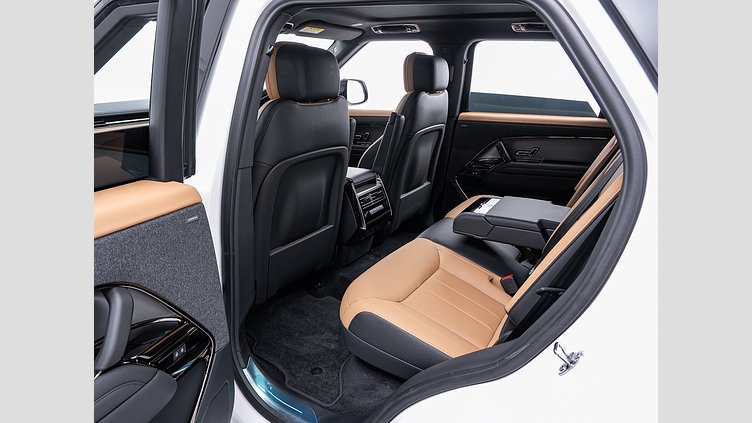 2025 認定中古車 Land Rover Range Rover Sport オストゥーニパールホワイト D300マイルドハイブリッド Dynamic SE D300