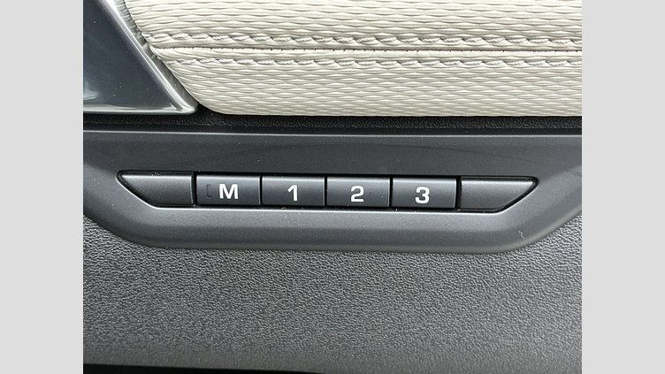 2023 認定中古車 Land Rover Discovery Sport ヴァレジネブルー D200マイルドハイブリッド（ディーゼル） 標準ホイール DYNAMIC SE