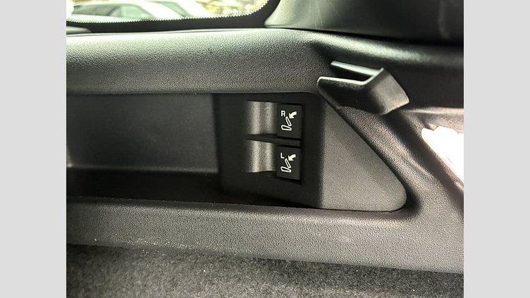 2023 認定中古車 Land Rover Discovery Sport ヴァレジネブルー D200マイルドハイブリッド（ディーゼル） 標準ホイール DYNAMIC SE