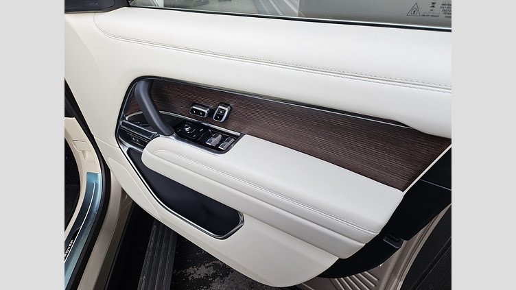 2024 認定中古車 Land Rover Range Rover バトゥミゴールド P550 AWD PHEV（AT） スタンダードホイールベース HSE