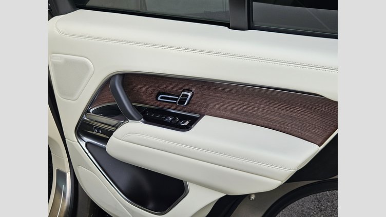 2024 認定中古車 Land Rover Range Rover バトゥミゴールド P550 AWD PHEV（AT） スタンダードホイールベース HSE