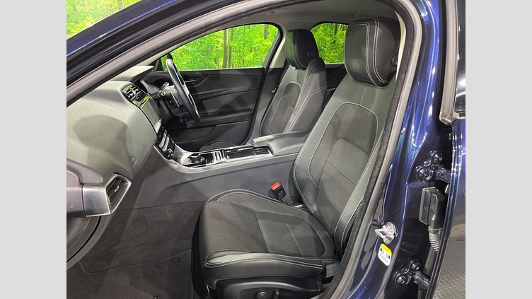 2017 認定中古車 Jaguar XE Loire Blue 2WD 8AT
 R-Sports