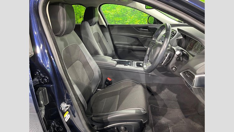 2017 認定中古車 Jaguar XE Loire Blue 2WD 8AT
 R-Sports