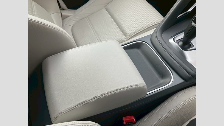 2018 認定中古車 Jaguar E-Pace シージアムブルー D180 オートマチック全輪駆動 S