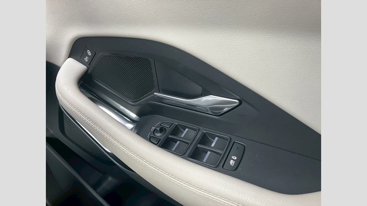 2018 認定中古車 Jaguar E-Pace シージアムブルー D180 オートマチック全輪駆動 S