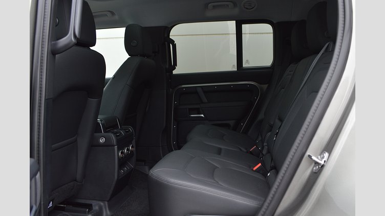 2024 認定中古車 Land Rover Defender 130 シリコンシルバー D350 ディーゼルマイルドハイブリッド X-Dynamic SE