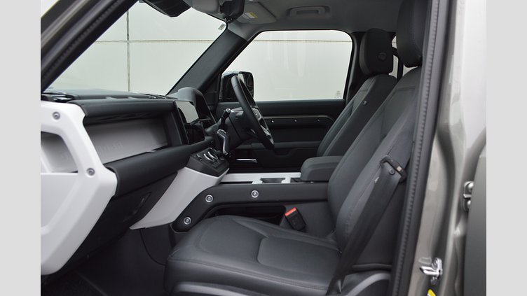 2024 認定中古車 Land Rover Defender 130 シリコンシルバー D350 ディーゼルマイルドハイブリッド X-Dynamic SE
