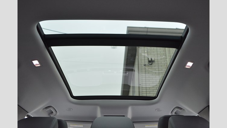 2024 認定中古車 Land Rover Defender 130 シリコンシルバー D350 ディーゼルマイルドハイブリッド X-Dynamic SE