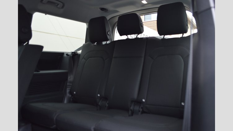 2024 認定中古車 Land Rover Defender 130 シリコンシルバー D350 ディーゼルマイルドハイブリッド X-Dynamic SE