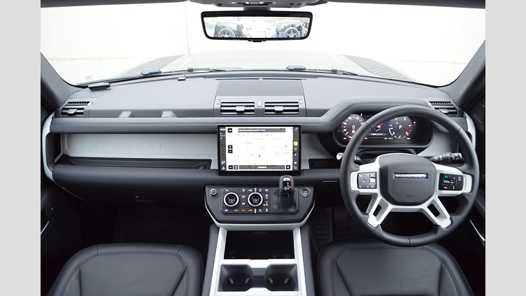 2024 認定中古車 Land Rover Defender 130 シリコンシルバー D350 ディーゼルマイルドハイブリッド X-Dynamic SE