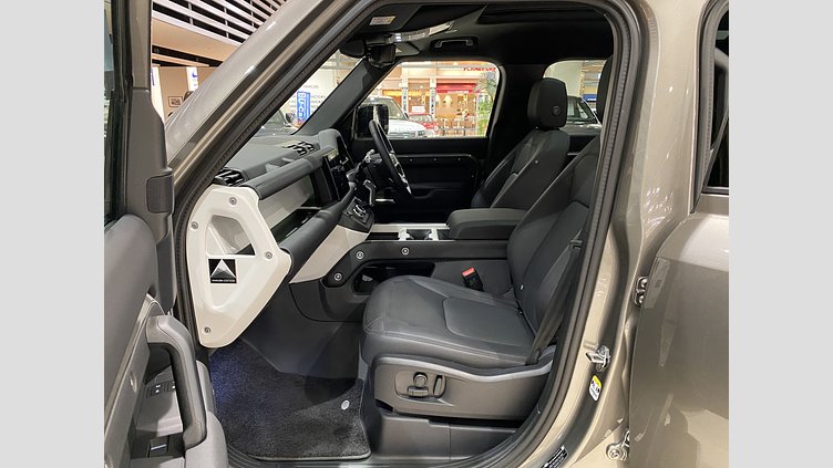 2024 認定中古車 Land Rover Defender 110 シリコンシルバー D350 ディーゼルマイルドハイブリッド X-Dynamic SE　"HAKUBA EDITION"