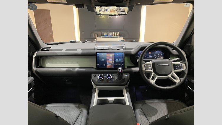 2024 認定中古車 Land Rover Defender 110 シリコンシルバー D350 ディーゼルマイルドハイブリッド X-Dynamic SE　"HAKUBA EDITION"