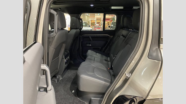 2024 認定中古車 Land Rover Defender 110 シリコンシルバー D350 ディーゼルマイルドハイブリッド X-Dynamic SE　"HAKUBA EDITION"