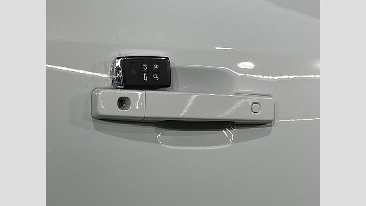 2021 認定中古車 Land Rover Defender 110 ユーロンホワイト D300 AWD（AT） S