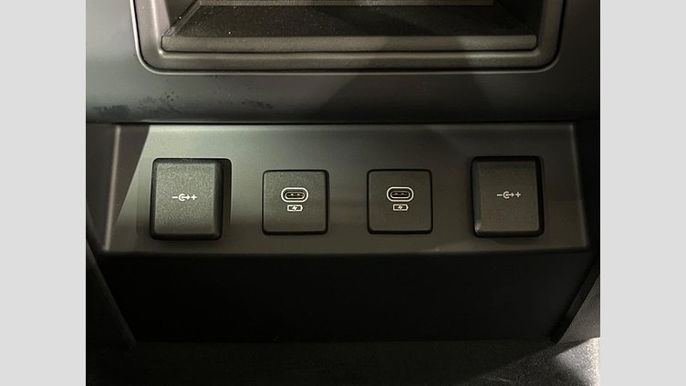 2021 認定中古車 Land Rover Defender 110 ユーロンホワイト D300 AWD（AT） S