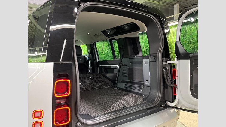 2021 認定中古車 Land Rover Defender 110 ユーロンホワイト D300 AWD（AT） S