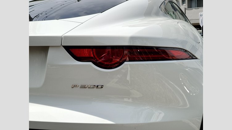 2019 認定中古車 Jaguar F-Type フジ ホワイト (ソリッド) ジャガー 2.0リッターi4 300PS ターボチャージドガソリンエンジン (オートマチックトランスミッション) F-TYPEクーペ