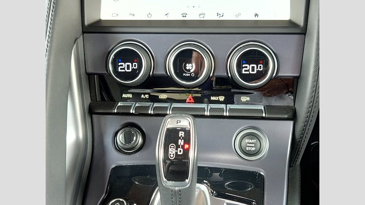 2019 認定中古車 Jaguar F-Type フジ ホワイト (ソリッド) ジャガー 2.0リッターi4 300PS ターボチャージドガソリンエンジン (オートマチックトランスミッション) F-TYPEクーペ