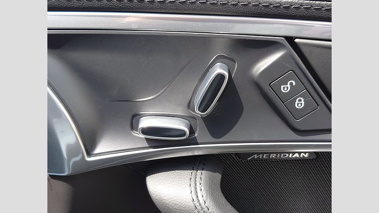 2019 認定中古車 Jaguar F-Type フジ ホワイト (ソリッド) ジャガー 2.0リッターi4 300PS ターボチャージドガソリンエンジン (オートマチックトランスミッション) F-TYPEクーペ