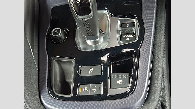 2019 認定中古車 Jaguar F-Type フジ ホワイト (ソリッド) ジャガー 2.0リッターi4 300PS ターボチャージドガソリンエンジン (オートマチックトランスミッション) F-TYPEクーペ