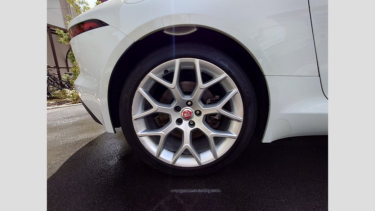 2019 認定中古車 Jaguar F-Type フジ ホワイト (ソリッド) ジャガー 2.0リッターi4 300PS ターボチャージドガソリンエンジン (オートマチックトランスミッション) F-TYPEクーペ