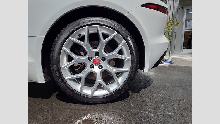 2019 認定中古車 Jaguar F-Type フジ ホワイト (ソリッド) ジャガー 2.0リッターi4 300PS ターボチャージドガソリンエンジン (オートマチックトランスミッション) F-TYPEクーペ