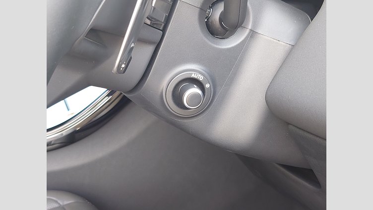 2024 認定中古車 Land Rover Range Rover Evoque サントリーニブラック D200マイルドハイブリッド（ディーゼル） Standard Wheelbase S