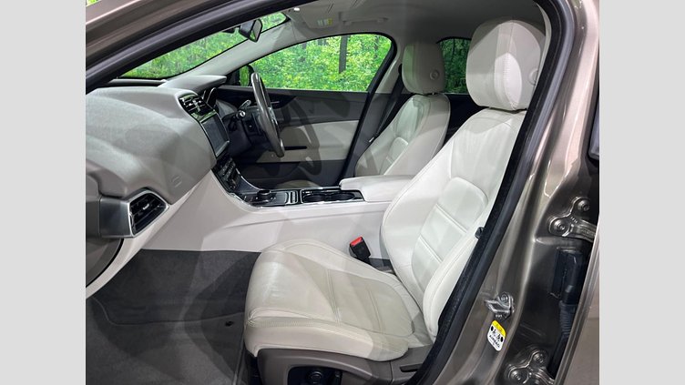 2016 認定中古車 Jaguar XE Kaikoura Stone 2WD プレステージ