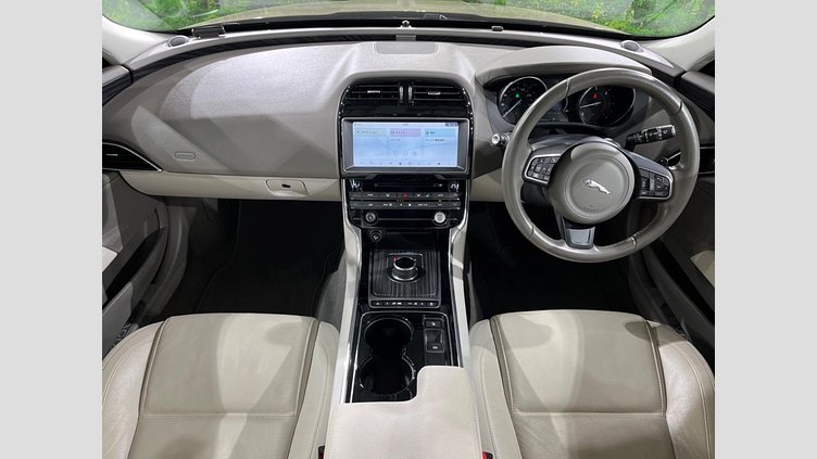 2016 認定中古車 Jaguar XE Kaikoura Stone 2WD プレステージ