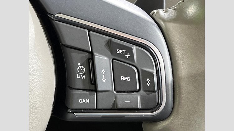 2016 認定中古車 Jaguar XE Kaikoura Stone 2WD プレステージ