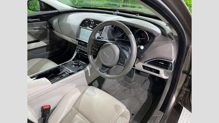 2016 認定中古車 Jaguar XE Kaikoura Stone 2WD プレステージ