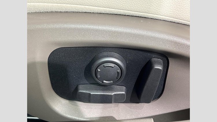 2016 認定中古車 Jaguar XE Kaikoura Stone 2WD プレステージ