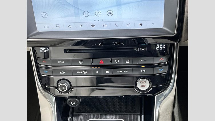 2016 認定中古車 Jaguar XE Kaikoura Stone 2WD プレステージ