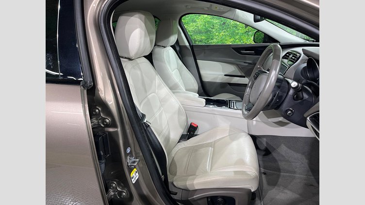 2016 認定中古車 Jaguar XE Kaikoura Stone 2WD プレステージ