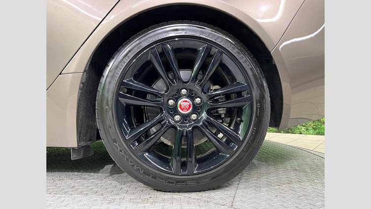 2016 認定中古車 Jaguar XE Kaikoura Stone 2WD プレステージ