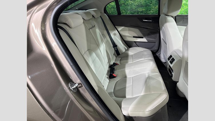 2016 認定中古車 Jaguar XE Kaikoura Stone 2WD プレステージ