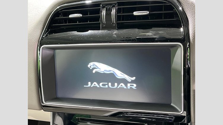 2016 認定中古車 Jaguar XE Kaikoura Stone 2WD プレステージ