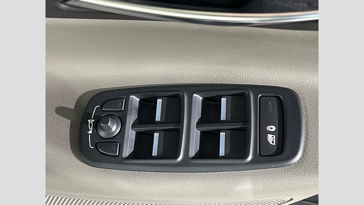 2016 認定中古車 Jaguar XE Kaikoura Stone 2WD プレステージ