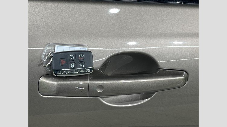 2016 認定中古車 Jaguar XE Kaikoura Stone 2WD プレステージ