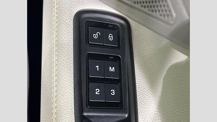 2016 認定中古車 Jaguar XE Kaikoura Stone 2WD プレステージ