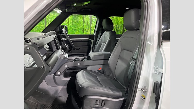 2025 認定中古車 Land Rover Defender 110 フジホワイト P300 ガソリン X-Dynamic SE